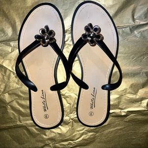 NWT White Line size 9 flower sandals